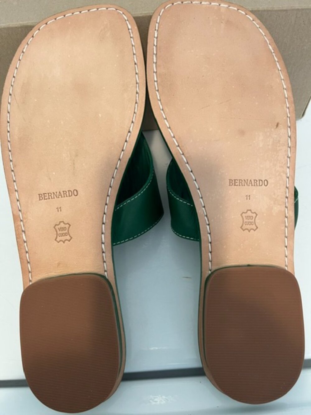 Bernardo 1946 Agora thong leather sandal. - Picture 4 of 4